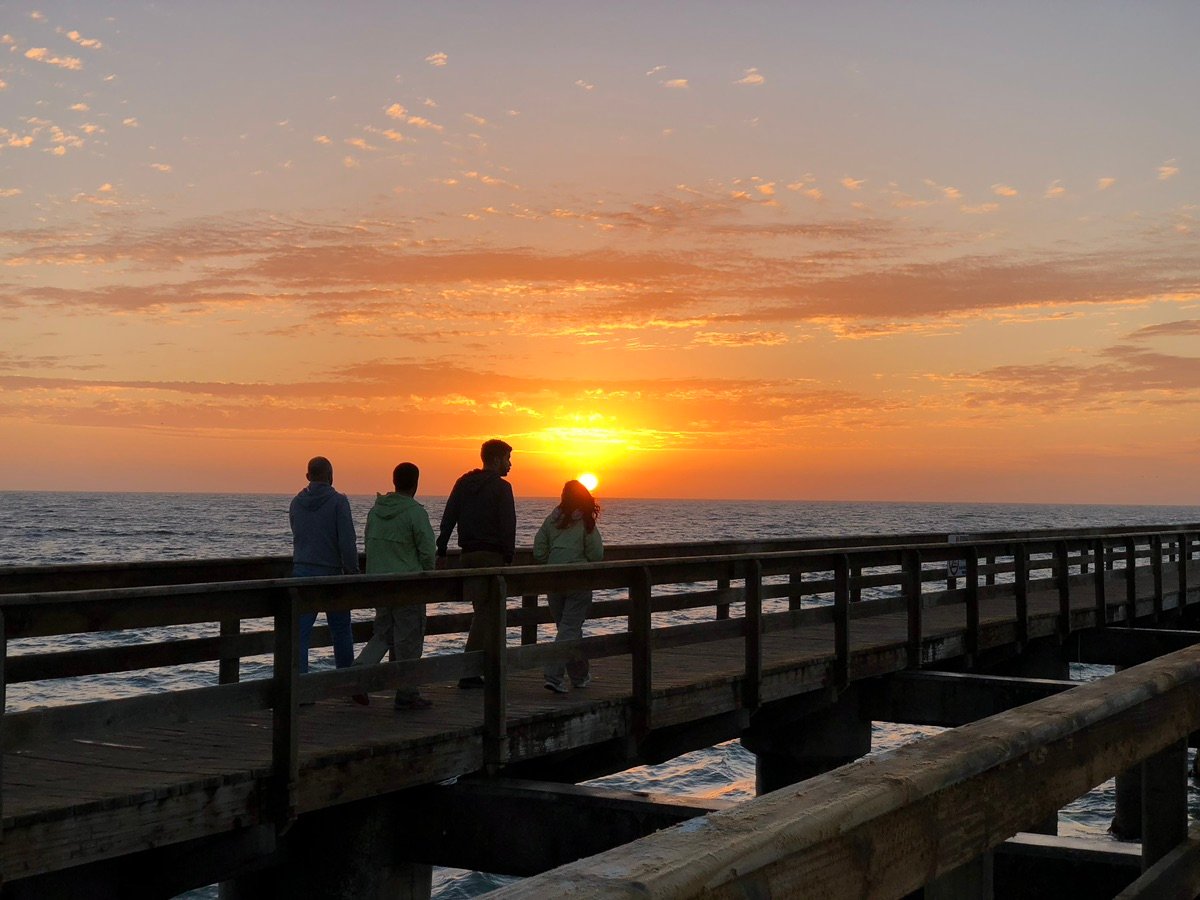 スワコプムント桟橋で釣りや散歩をする人々