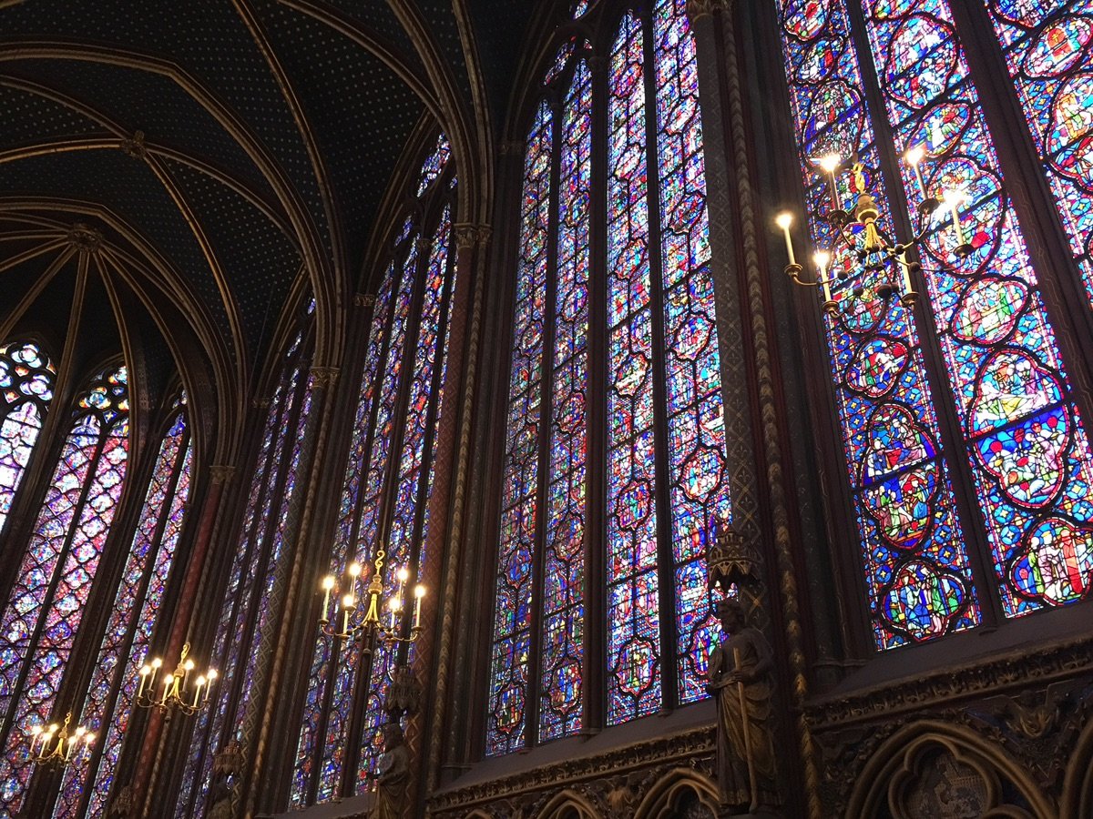 サント・シャペルのステンドグラスとシャンデリア
