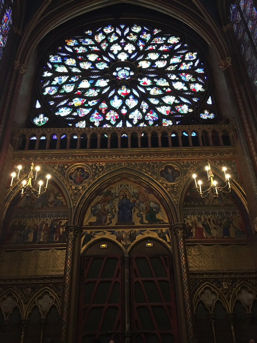 サント・シャペルの上層礼拝堂の美しいステンドグラス