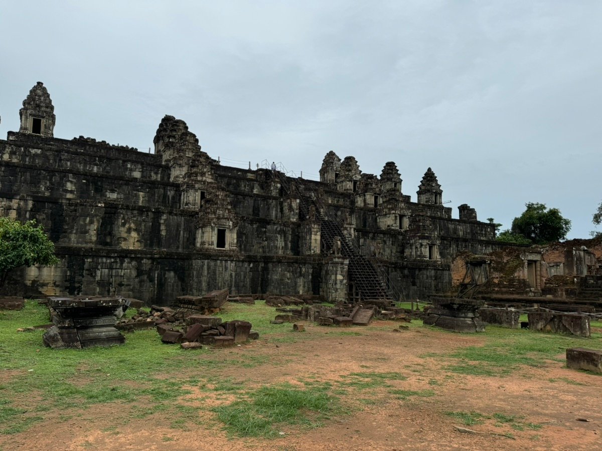Explorando las antiguas ruinas de piedra de Phnom Bakheng en Camboya.