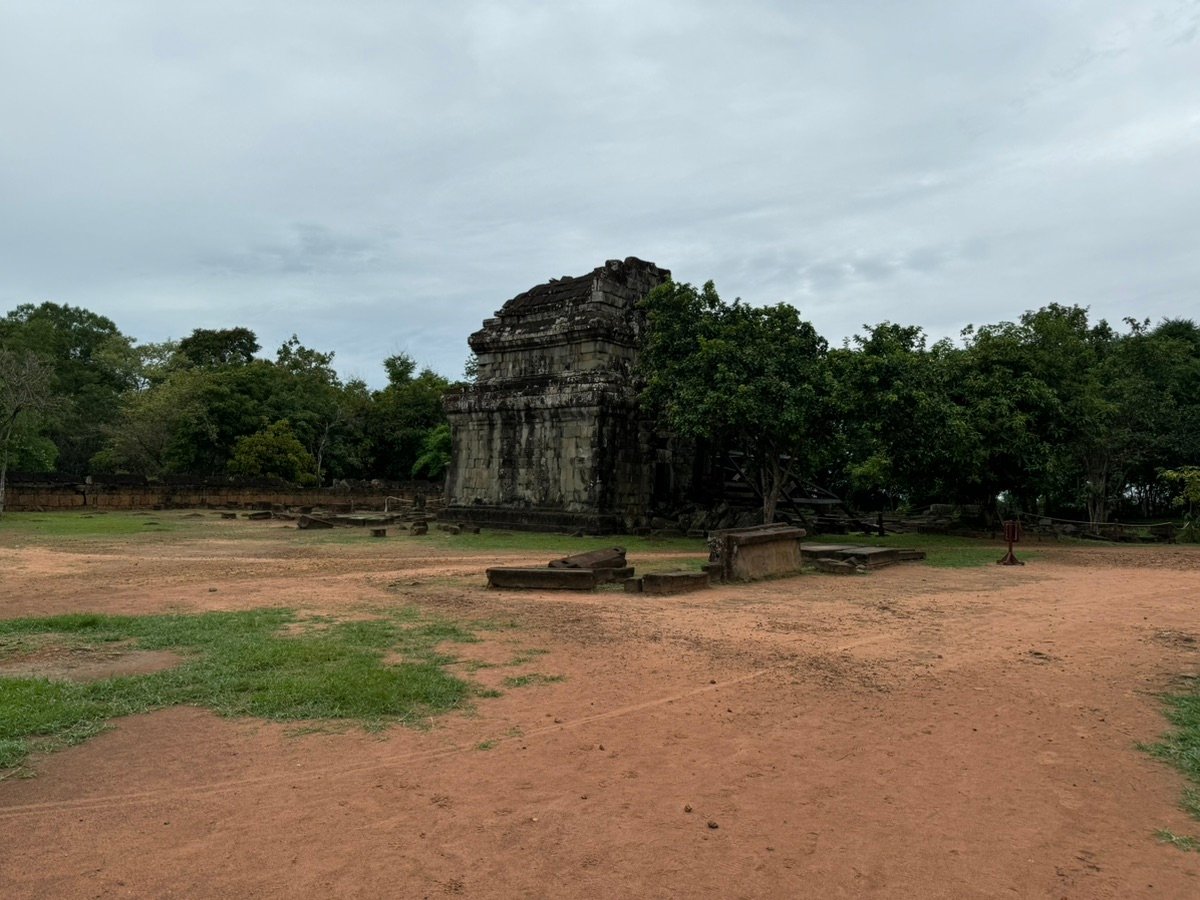 Las antiguas ruinas de piedra de Phnom Bakheng rodeadas de árboles.