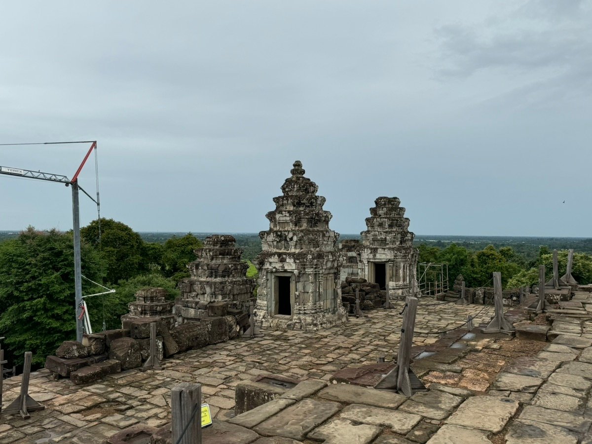 Antiguas torres de piedra en la terraza de Phnom Bakheng, Camboya.