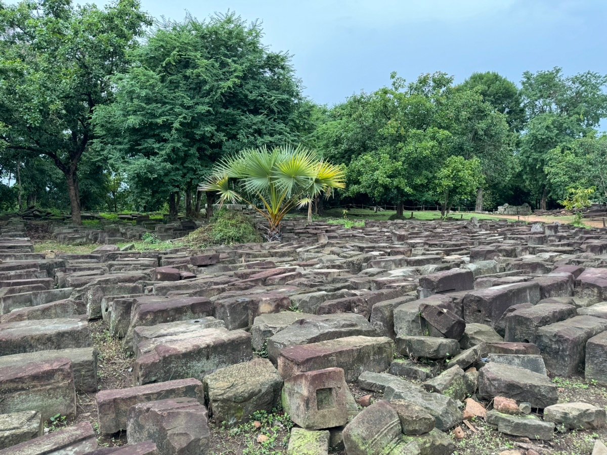 Bloques de piedra de las ruinas están distribuidos por el suelo de Phnom Bakheng.