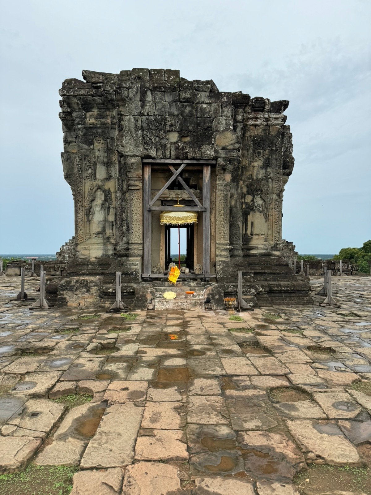 Una antigua torre de piedra en Phnom Bakheng, Camboya.
